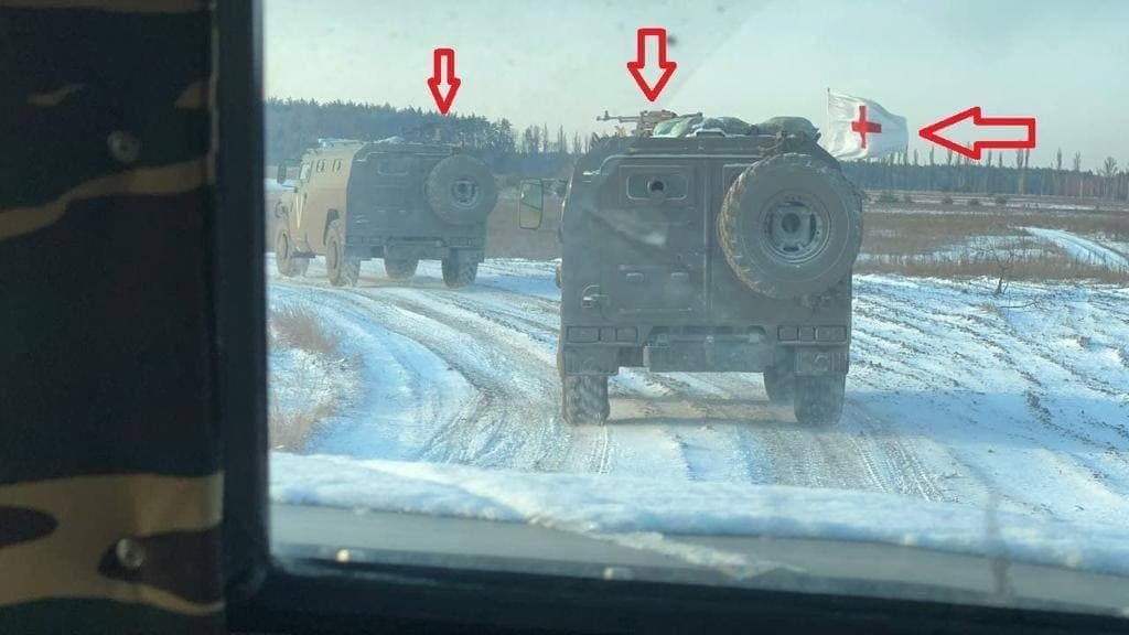 Russian vehicles marked with Red Cross filmed