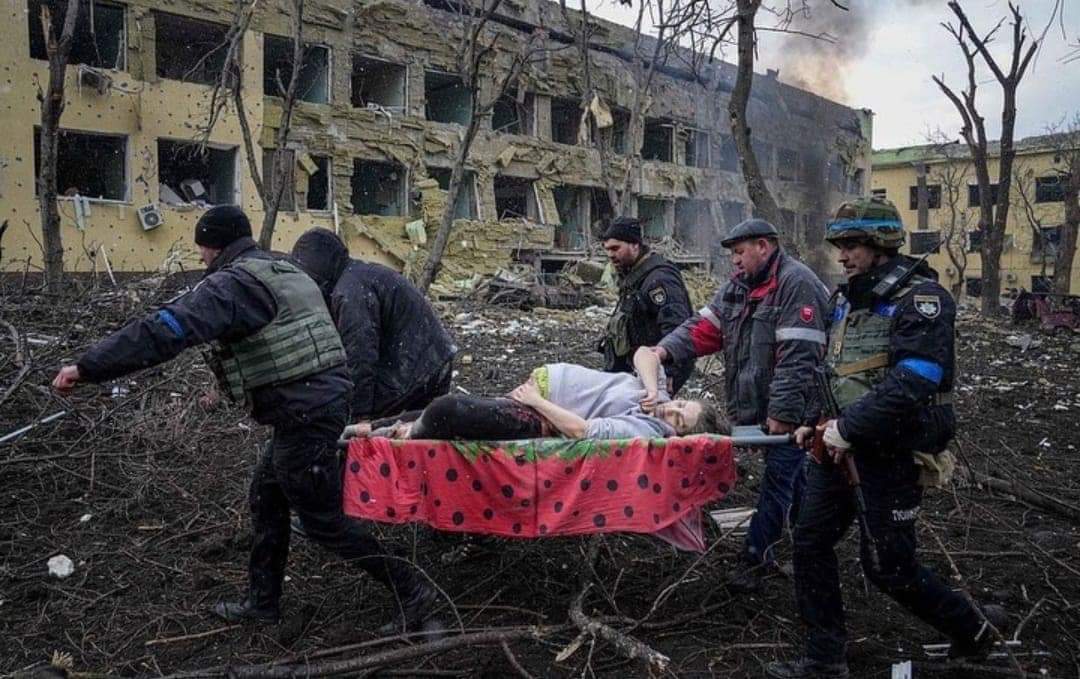 Shocking Mariupol photo: woman and child dead