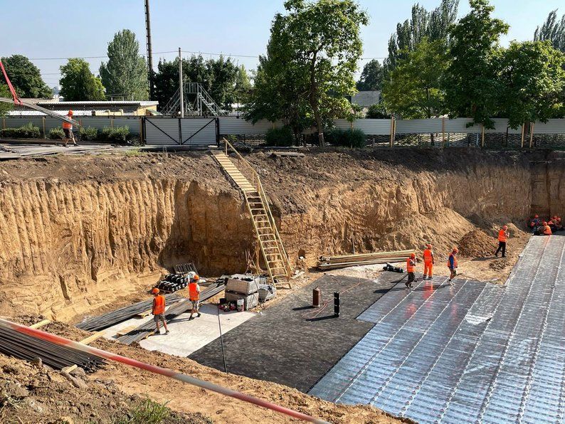 Ukraine’s construction boom contrasts with industrial decline amid war.