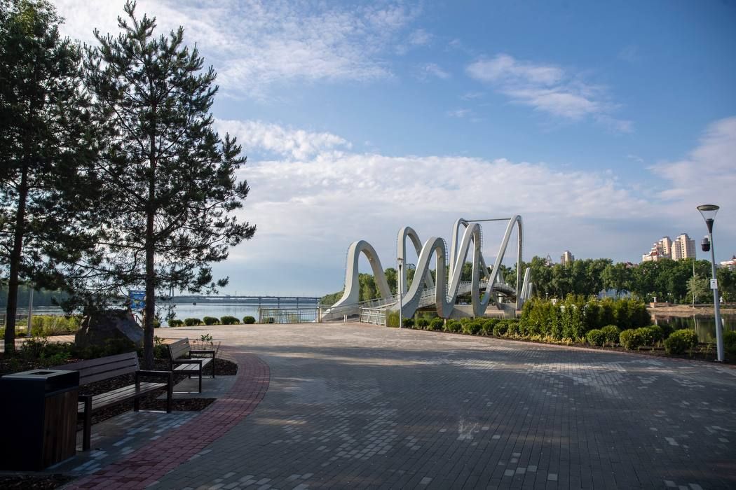 Kyiv opens new pedestrian bridge connecting Obolon Island and Natalka Park