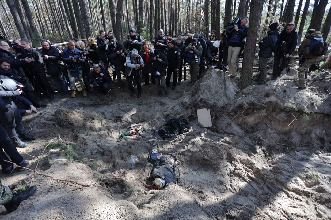World media visit mass grave in Motyzhyn, uncovering signs of torture
