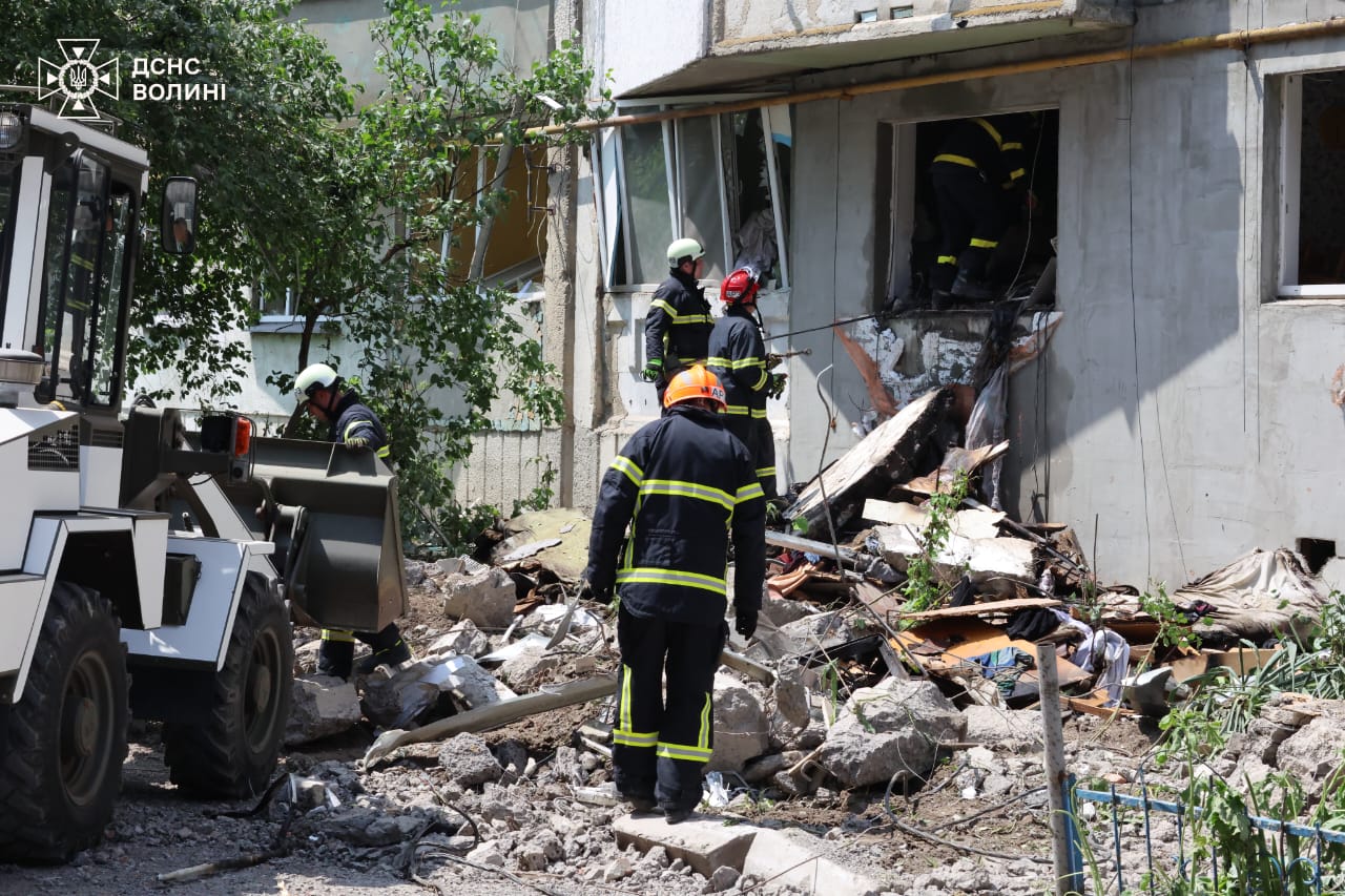 Ukraine hits Russian military; Russia bombs apartments killing families