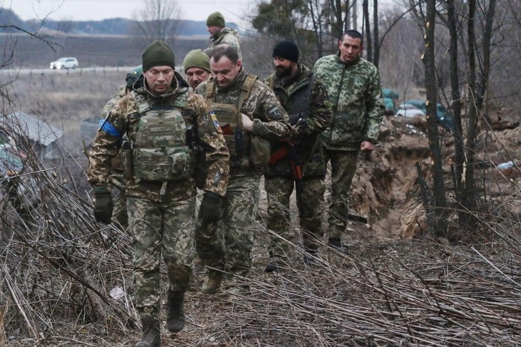 Kyiv defense forces fortify positions as Russia attempts to besiege the capital