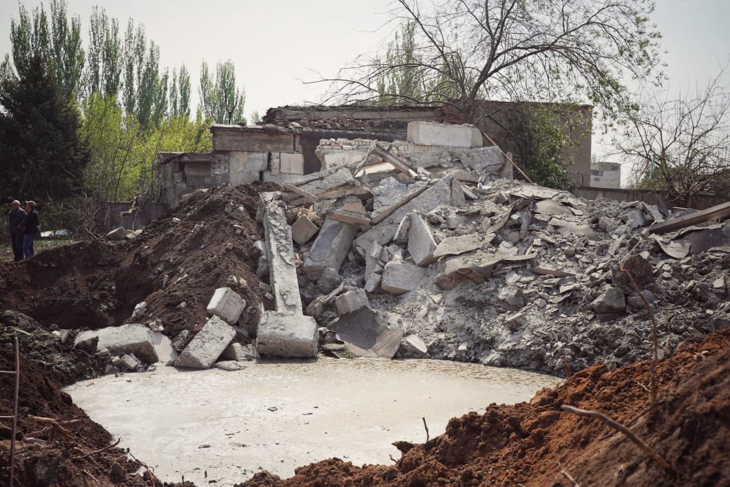 Russian missile strike on Kramatorsk apartment complex leaves crater