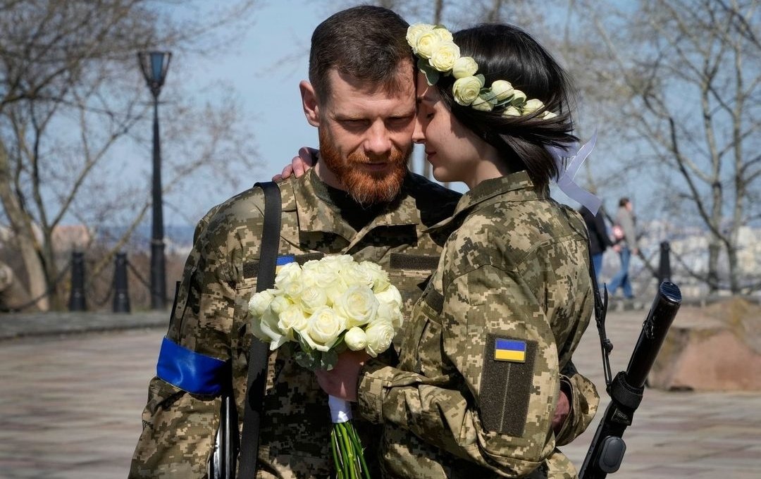 Ukrainian defenders moments before wedding in Kyiv