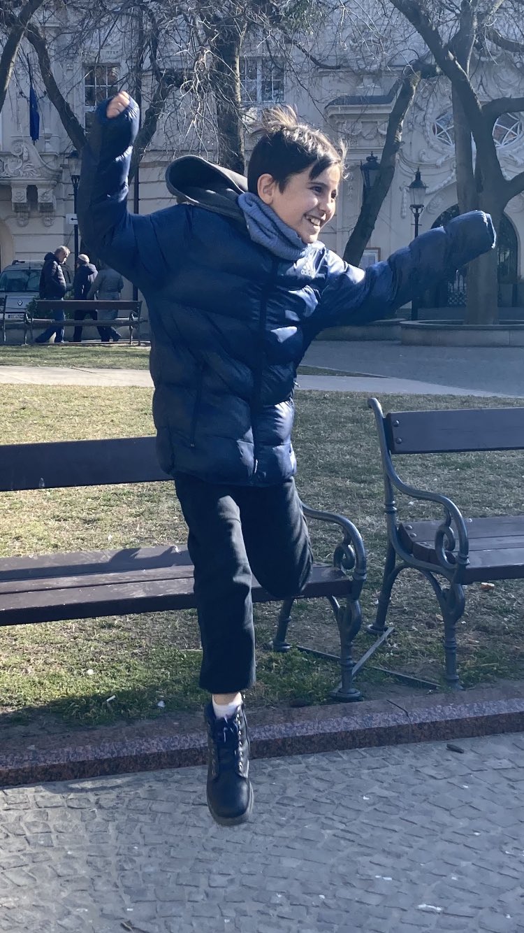 Hassan, 11, crosses Ukraine alone with number on hand