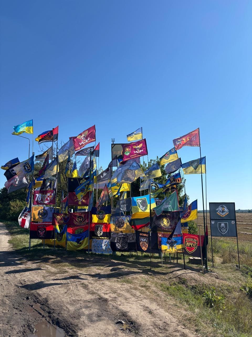 Flags at Sumy Oblast entrance honor fallen defenders and Kyiv victims