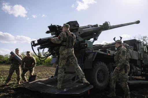 French Caesar howitzers on the front line, 42 km