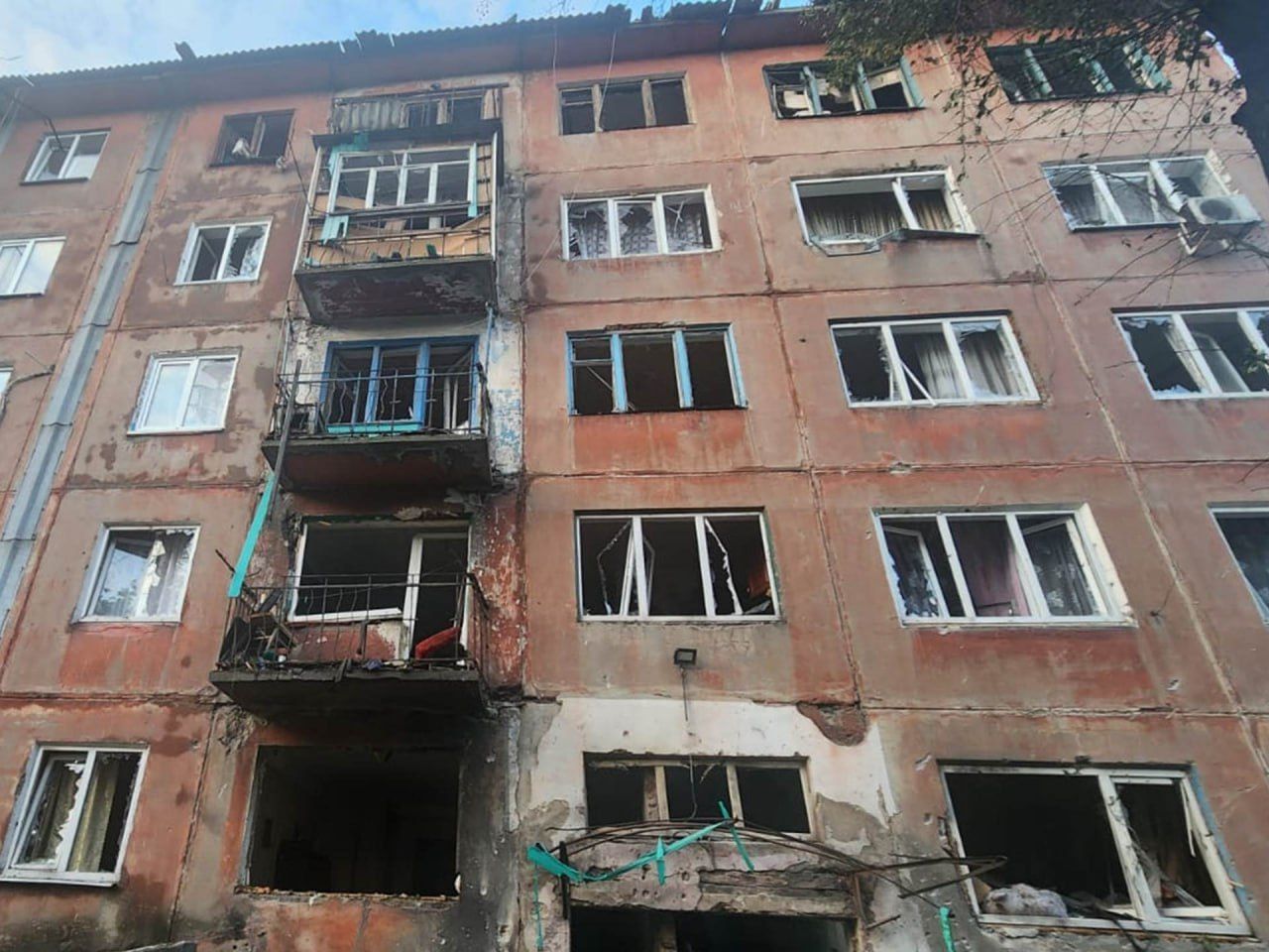 Russian attack hits residential building in Bilozerske