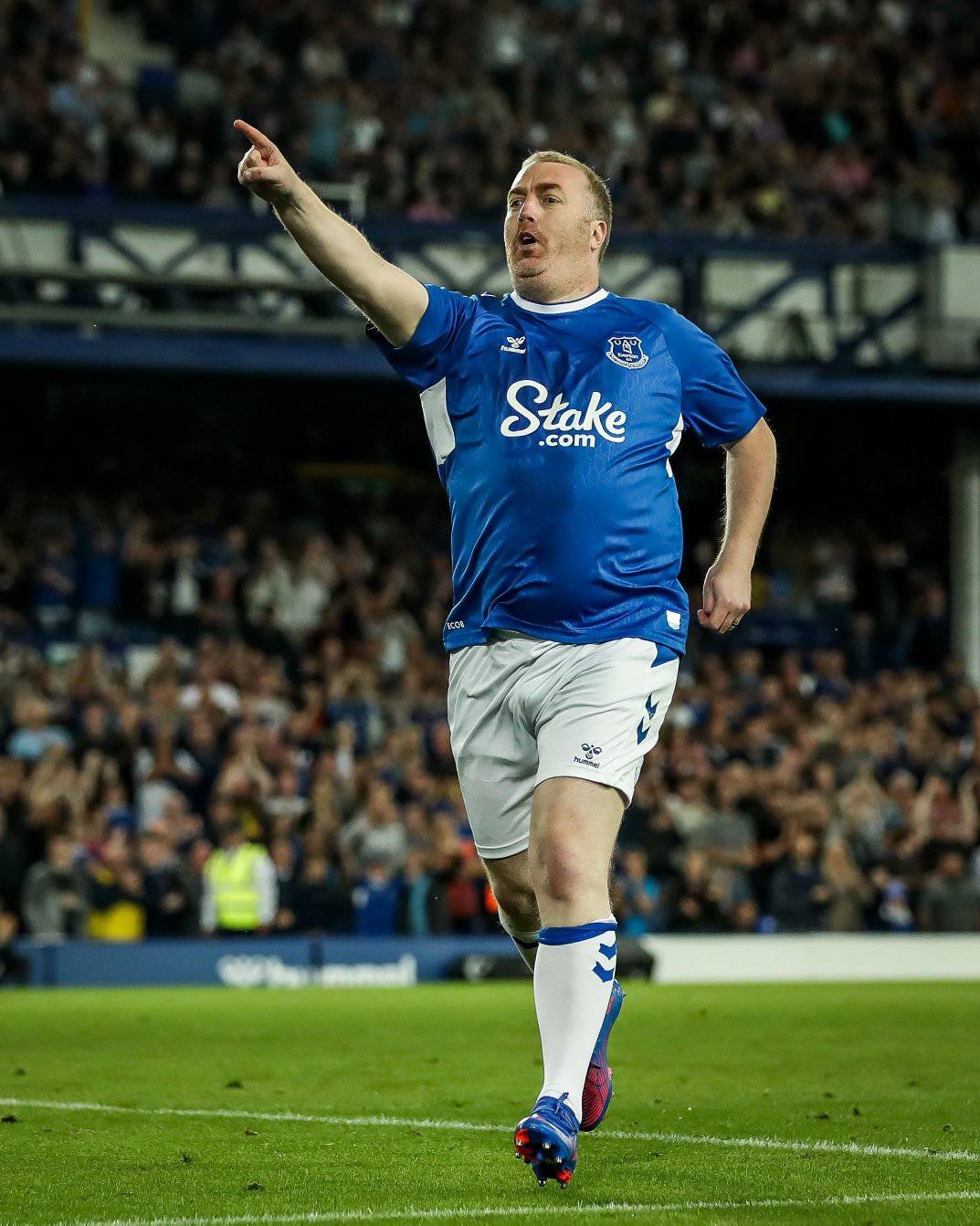 Everton rewards Paul Stratton’s refugee aid by letting him score penalty against Dynamo