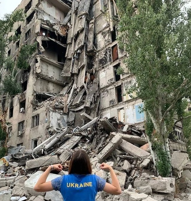 Mariupol girl dares to wear Ukrainian T-shirt despite prohibition