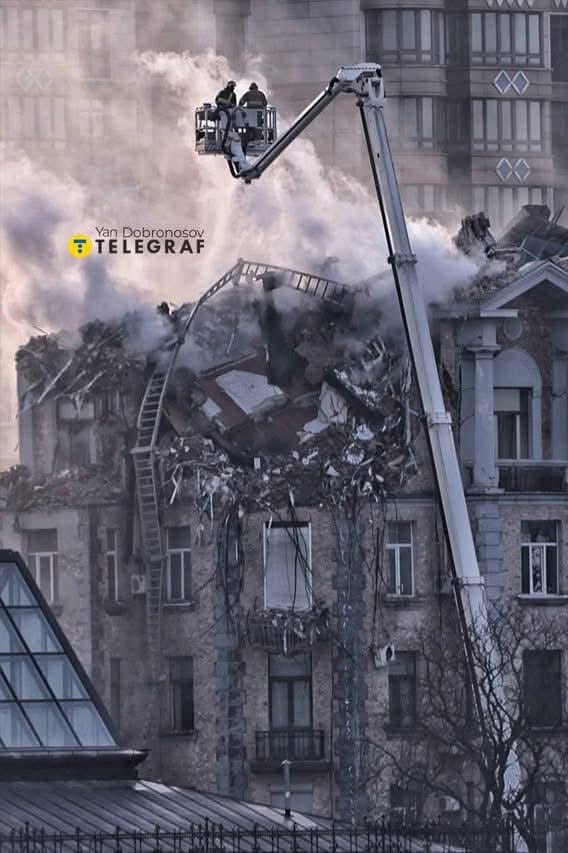 Russia strikes near Kyiv government buildings on New Year’s