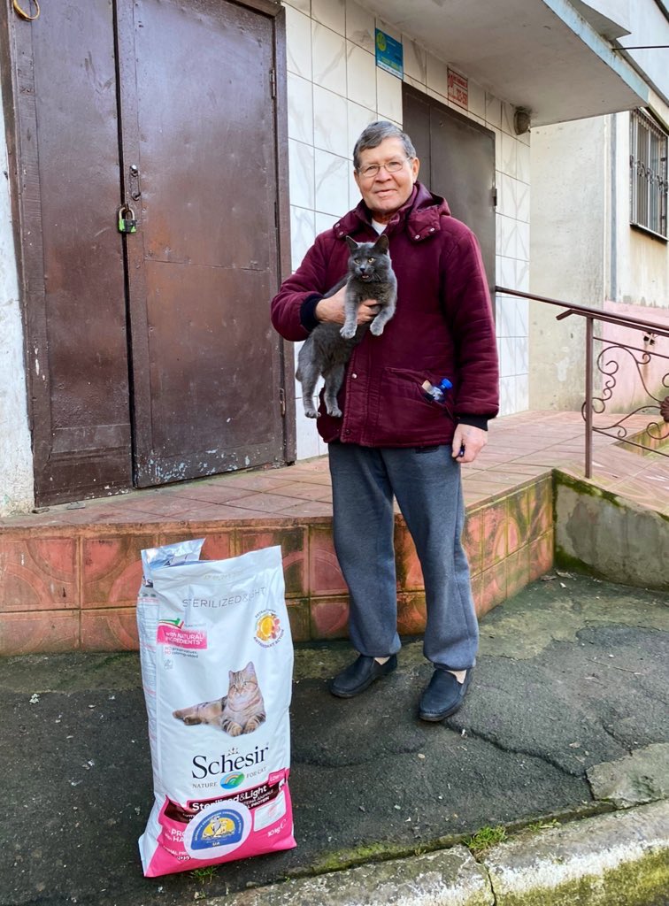 Roman and Hachiko deliver pet food to cats in Kherson